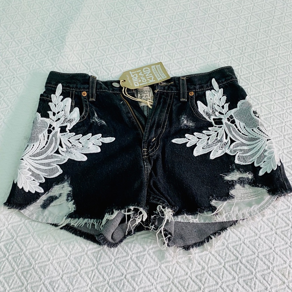 NWT LF Stores Lace embellished shorts Sz 26